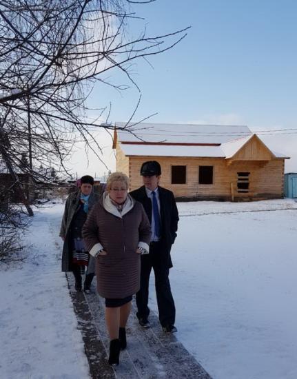 Валентина Перегудова посетила строительную площадку и объекты образования в рабочем посёлке Усть-Уда Строительство новой школы в посёлке Усть-Уда планируется завершить в 2018 году