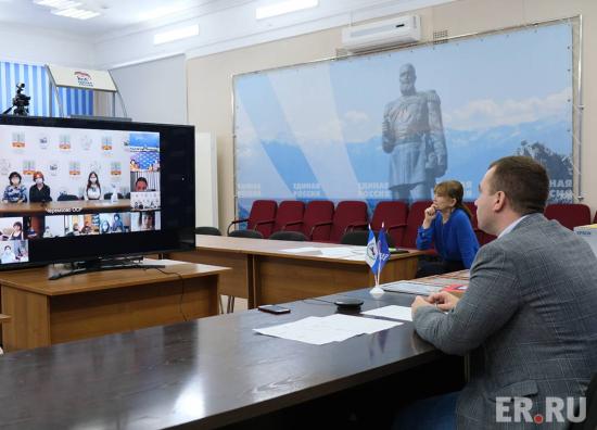 Виталий Перетолчин поздравил победителей X областного конкурса детского рисунка «Они сражались за Родину…»