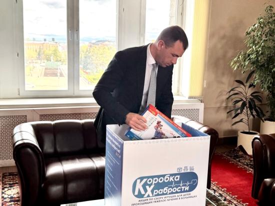 Областные парламентарии присоединились к акции «Коробка храбрости» к Международному дню защиты детей