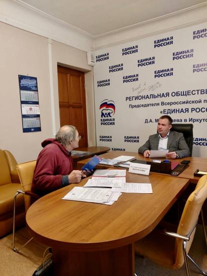 Виталий Перетолчин взял на контроль расселение аварийного дома в Иркутске