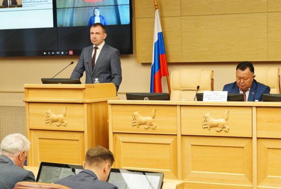 Депутаты Заксобрания поддержали проект закона о штрафах за продажу моторного топлива подросткам