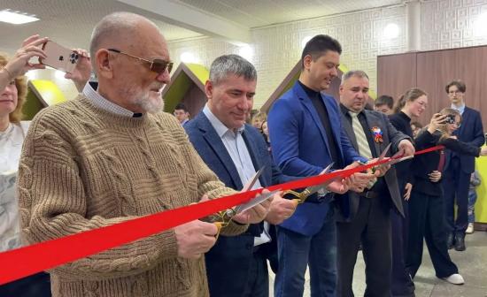 Выставка известного усольского фотокорреспондента проходит при содействии депутата ЗС Максима Петрова