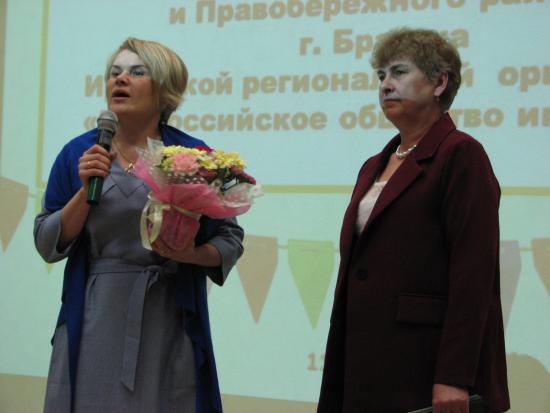 Депутат Светлана Петрук поздравила городское общество инвалидов Братска с 30-летием