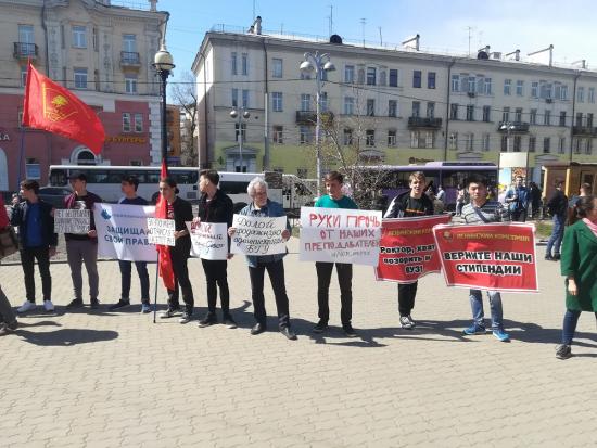 На пикет против действий администрации БГУ вышло более 50 человек