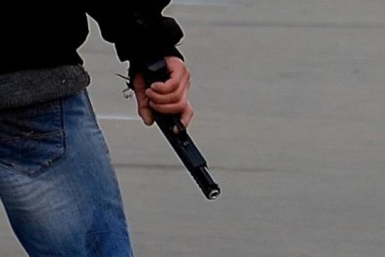 В ночь с 17 на 18 мая 2017 года исполнитель в подъезде дома по б. Рябикова Иркутска произвел два выстрела в потерпевшего. От полученных ранений тот скончался на месте происшествия Прокуратура направила в суд уголовное дело в отношении организатора и исполнителя заказного убийства