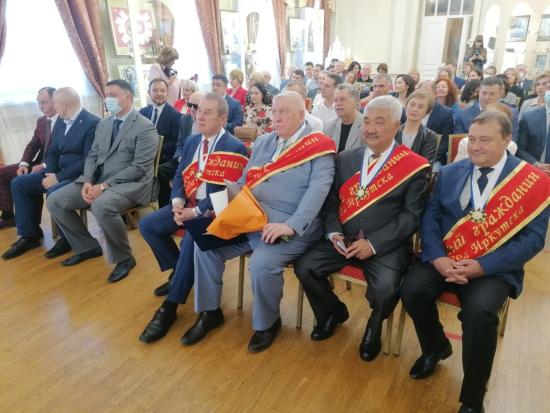 Почетным гражданам Иркутска вручили знаки отличия