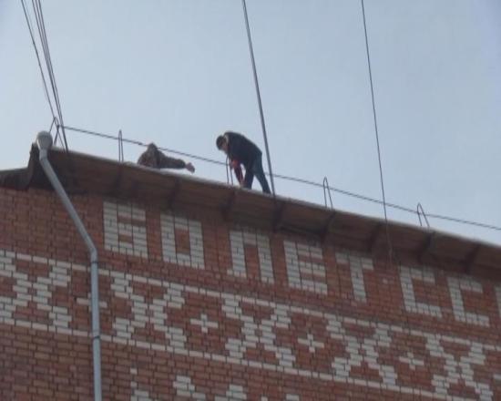 В дежурную часть полиции города Тайшета поступило сообщение от местного жителя о том, что неизвестный подросток стоит на краю крыши пятиэтажного дома Сняли с крыши пятиэтажки: в Тайшете полиция и МЧС спасли подростка