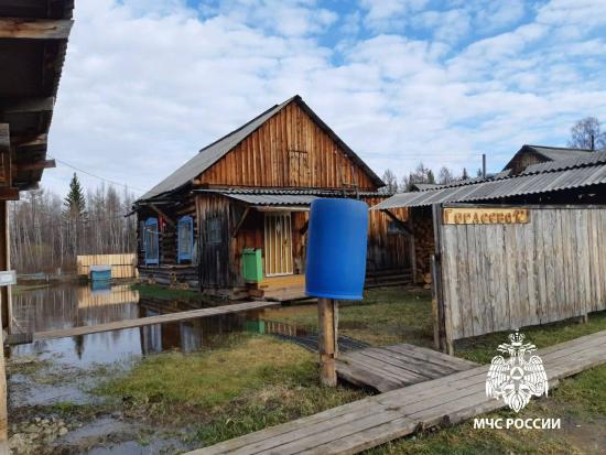 Высокий уровень рек сохраняется в Катангском районе в результате интенсивного снеготаяния и большого притока талых вод