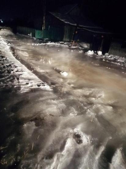 В Култуке подтопило часть улицы наледными водами