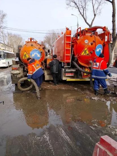 Талые воды подтопили участок улицы Розы Люксембург в Иркутске