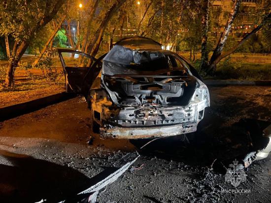 Два поджога автомобилей произошло минувшей ночью в микрорайоне Первомайский в Иркутске