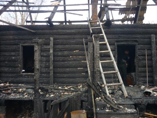 Житель Алзамая из чувства ревности поджег дом с хозяевами внутри