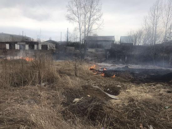 В Нижнеудинске пьяный житель на глазах у пожарных подпалил траву