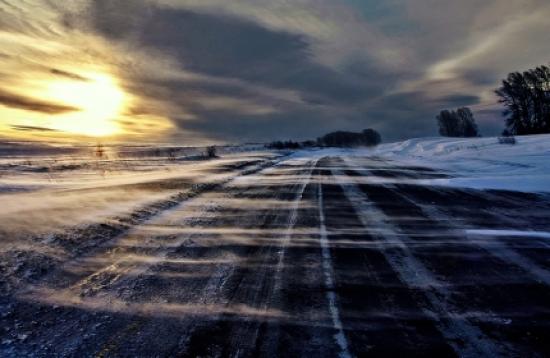 Снег, метели, в течение суток в северных районах, утром и днём в западных и верхнеленских районах местами сильный снег МЧС объявило штормовое предупреждение: ветер достигнет 20 м/с