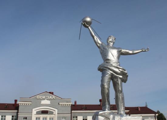 В Ангарске снова появился памятник покорителю космоса