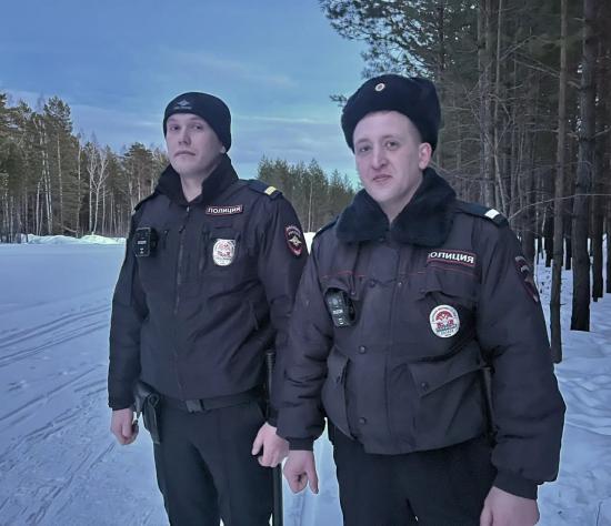 Блуждавшую по лесу жительницу Саянска нашли полицейские
