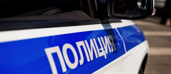Не справился с управлением и врезался в подсобное помещение-электрощитовую. Перед этим машина задела лавочку в зоне отдыха, где находилась 67-летняя женщина с 3-летним внуком Сотрудник автомойки, выгоняя машину из здания, сбил пожилую женщину с трехлетним внуком