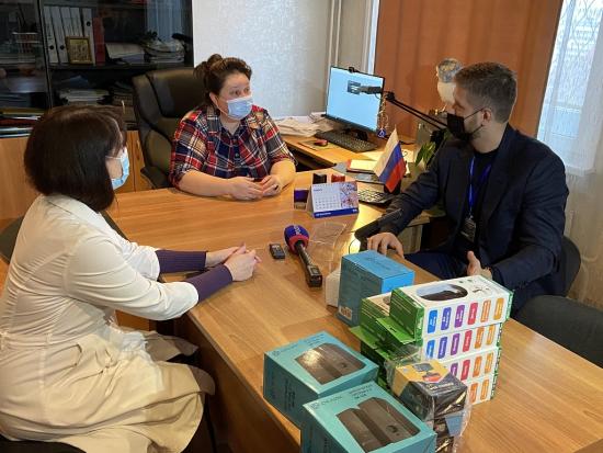 Евгений Стекачев вручил иркутской поликлинике № 17 технику для видеосвязи с пациентами