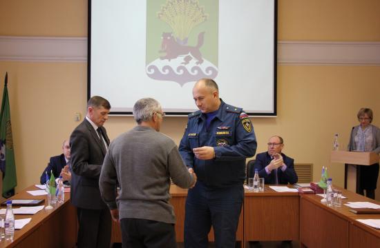 В результате грамотных действий профессиональных пожарных и добровольцев было спасено 15 жилых домов и здание детского сада Медали «За отвагу на пожаре» получили добровольные пожарные за тушение домов в Горячем Ключе