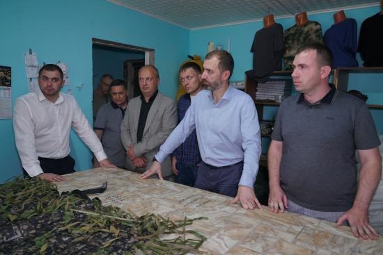 Депутаты Заксобрания передали оборудование в волонтерскую организацию «Шьем и вяжем на фронт Усть-Илимск»