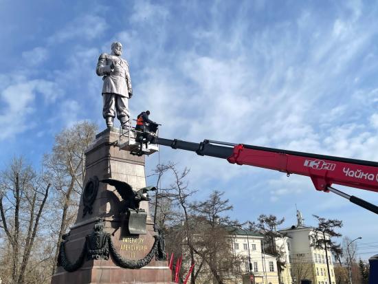 Памятники после зимы моют в Иркутске