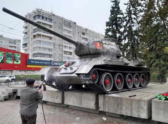 В Иркутске перед зимой помыли памятники