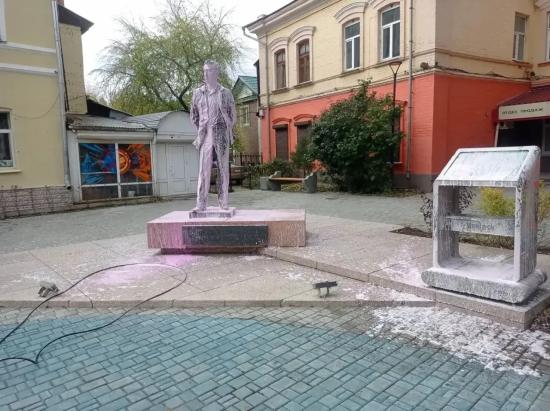 Памятники и арт-объекты в Иркутске помоют перед зимой
