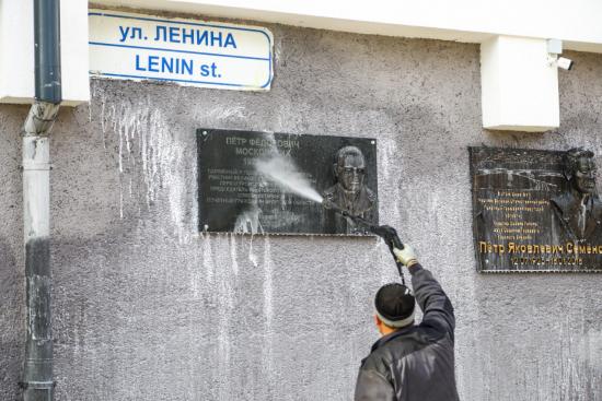 Более 150 памятных и мемориальных досок помоют в Иркутске после зимы