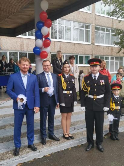 Олег Попов принял участие в торжественной линейке в школе № 42 Братска