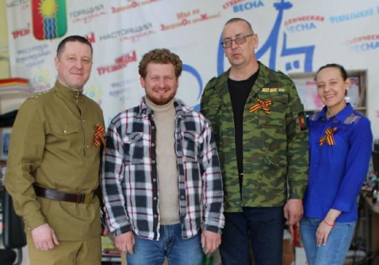 Олег Попов вручил приз победителям командно-штабной игры, прошедшей в Братске в рамках квиза к 77-летию Победы