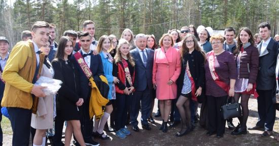Уже более десяти лет в музее под открытым небом «Ангарская деревня» проводится городской праздник для выпускников. В этом году он собрал больше пятисот ребят из 23 школ Последние звонки прозвенели для выпускников братских школ