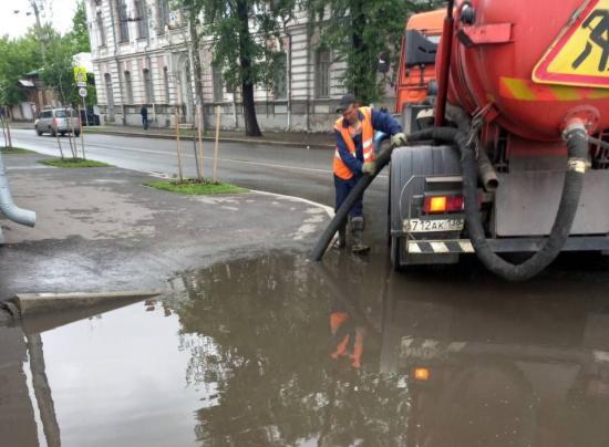 Воду с пониженных участков рельефа откачивают в некоторых районах Иркутска после затянувшихся дождей