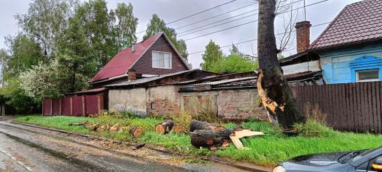 Последствия ночного ветра устраняют в Иркутске