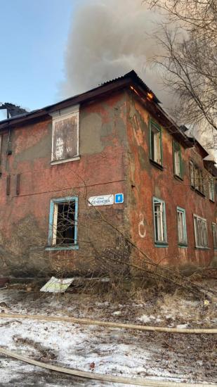 Фото ГУ МЧС по Иркуткой области Причиной пожара расселенного дома в районе Мухиной в Иркутске считается поджог