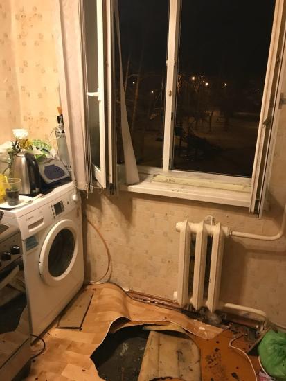 Причина возгорания стало неосторожное обращение с огнем хозяев другой квартиры в этом же подъезде Бдительность хозяев помогла избежать серьезного пожара
