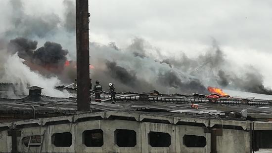 Продуктовые склады в Иркутске в районе Кая загорелись в воскресенье утром Продуктовые склады горят в Иркутске
