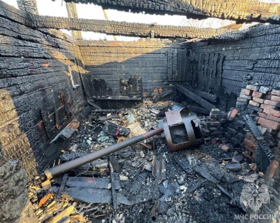 Хозяйка садового дома в Ангарске погибла на пожаре, вернувшись в горящий дом за документами