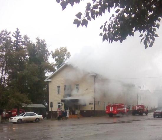 Ликвидация последствий пожара, произошедшего утром в четверг в административном двухэтажном здании в посёлке Бохан, продолжается Поджог мог стать причиной пожара в административном здании в посёлке Бохан