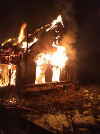 Пара хулиганов сожгла несколько заброшенных домов в Чунском районе в течение одного вечера