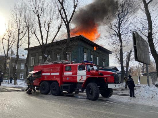 Деревянный дом загорелся утром на Декабрьских Событий в Иркутске