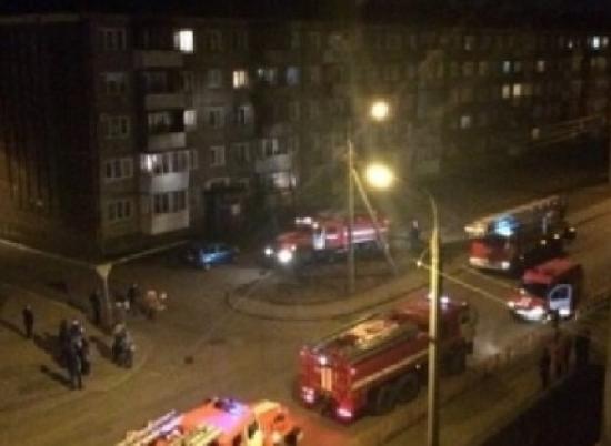 С балкона второго этажа, откуда шёл дым, собирался прыгать мужчина. Пострадавшему помогли спуститься и передали его бригаде скорой помощи Из пятиэтажного дома иркутские пожарные прошлой ночью эвакуировали 25 человек