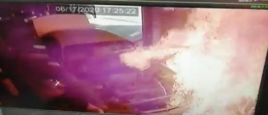 Два человека пострадали от огня в автосервисе в Ангарске
