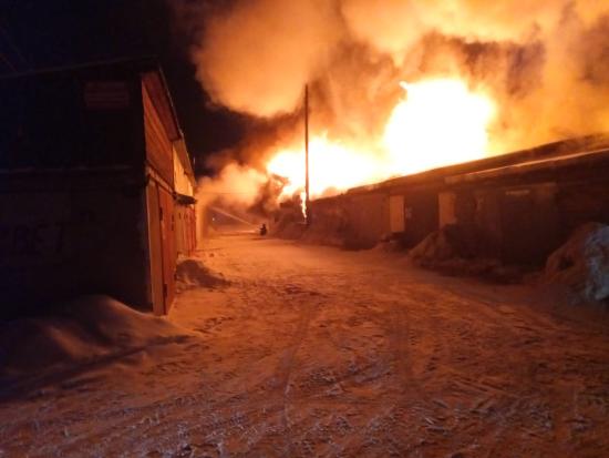 Крупный пожар ликвидировали в гаражном кооперативе Усть-Илимска
