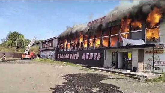 Крупный пожар ликвидируют в Усть-Илимске в гипермаркете "Экономия"