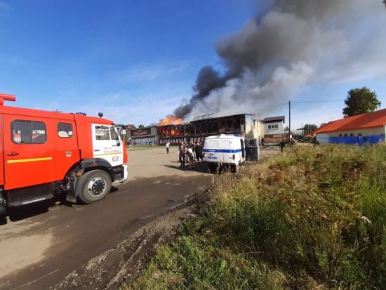 Пожар в здании гипермаркета "Экономия" в Усть-Илимске ликвидировали на площади 1,8 тыс. кв. метров