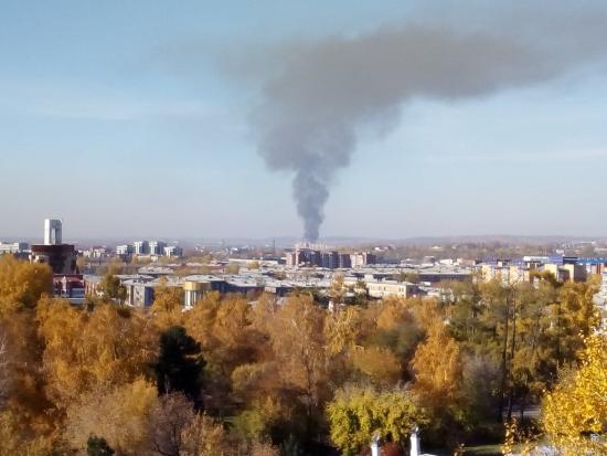 В Иркутске горит здание на территории грузового речного порта