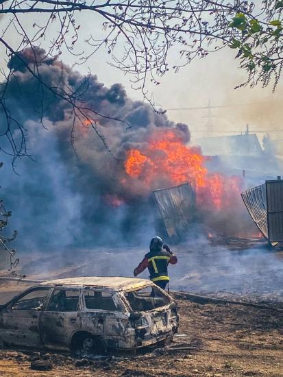Фото ГУ МЧС по Иркуткой области Магазин, автомобили и несколько зданий сгорели в Иркутске в садоводстве 6-й Пятилетки