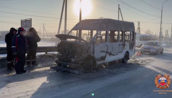 Маршрутное такси полностью сгорело вблизи деревни Куда Иркутского района