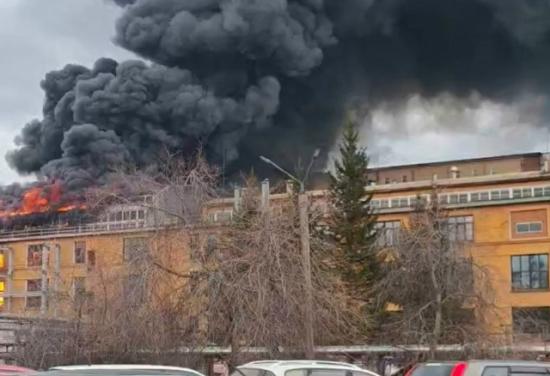 Пожар на территории производственного комбината ликвидируют в Иркутске