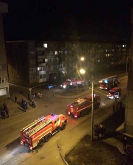 Огнем в квартире на третьем этаже уничтожены домашние вещи и мебель на площади 18 кв. м, поврежден балкон на четвертом этаже Жильцов пятиэтажки в Иркутске эвакуировали пожарные из-за возгорания одной из квартир